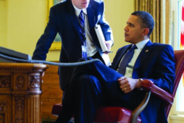 Hoover senior fellow Michael McFaul briefs President Obama in the Oval Office in