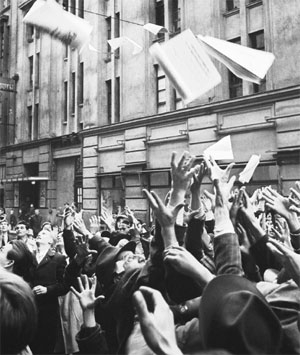 Outside the damaged editorial offices of Szabad Nép (Free People ), the main daily Communist paper, Hungarians reach for copies of the first edition of Függetlenség (Independence ), a revolutionary ne