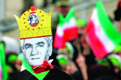 Protesters carry an effigy of Iran’s shah, who died in exile in 1980
