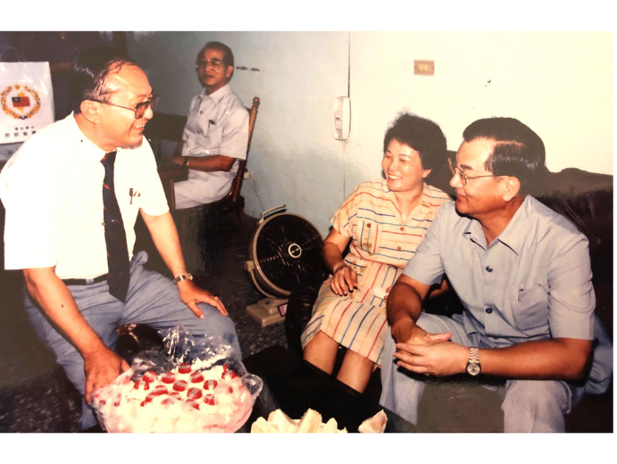 Taiwan Provincial Governor Lien Chan (right) visits Wang Kung-tien (left) and Huang Hsiu-meng (middle) at Wang’s residence in Tainan County, ca. 1993.