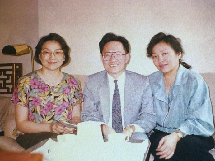 During a trip to Beijing in June 1991, Tsai Chih-hong (middle) is visited by Deng Rong (left), a daughter of China’s supreme leader Deng Xiaoping, and Yang Li (right), the daughter of then PRC President Yang Shangkun.
