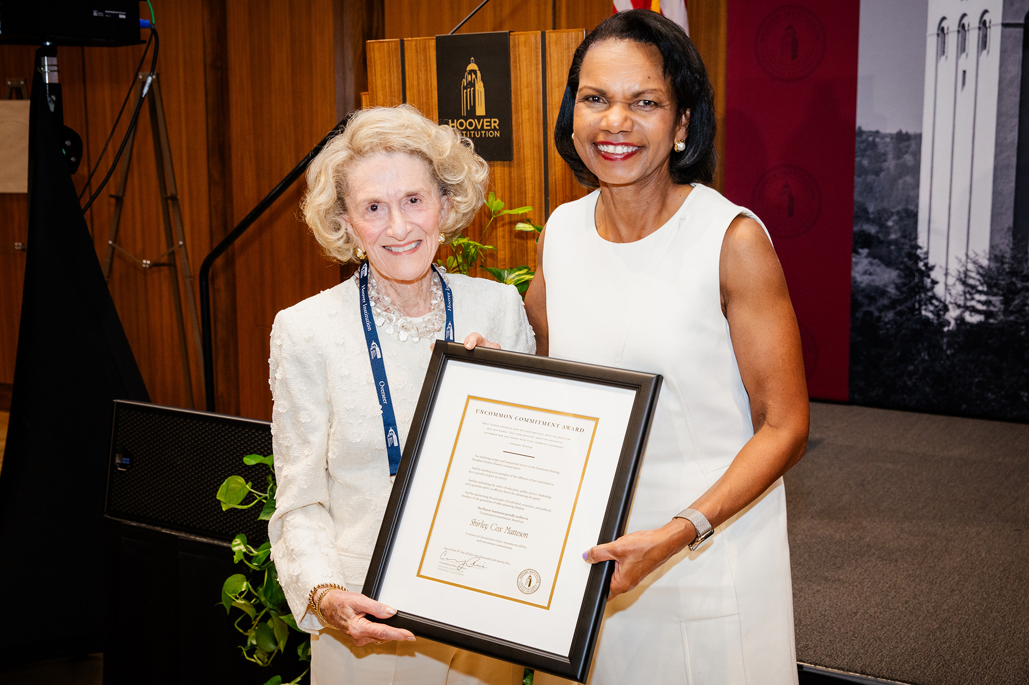 Hoover Institution Director Condoleezza Rice presents an Uncommon Commitment Award to Shirley Cox Matteson on July 8, 2025. (Patrick Beaudouin)