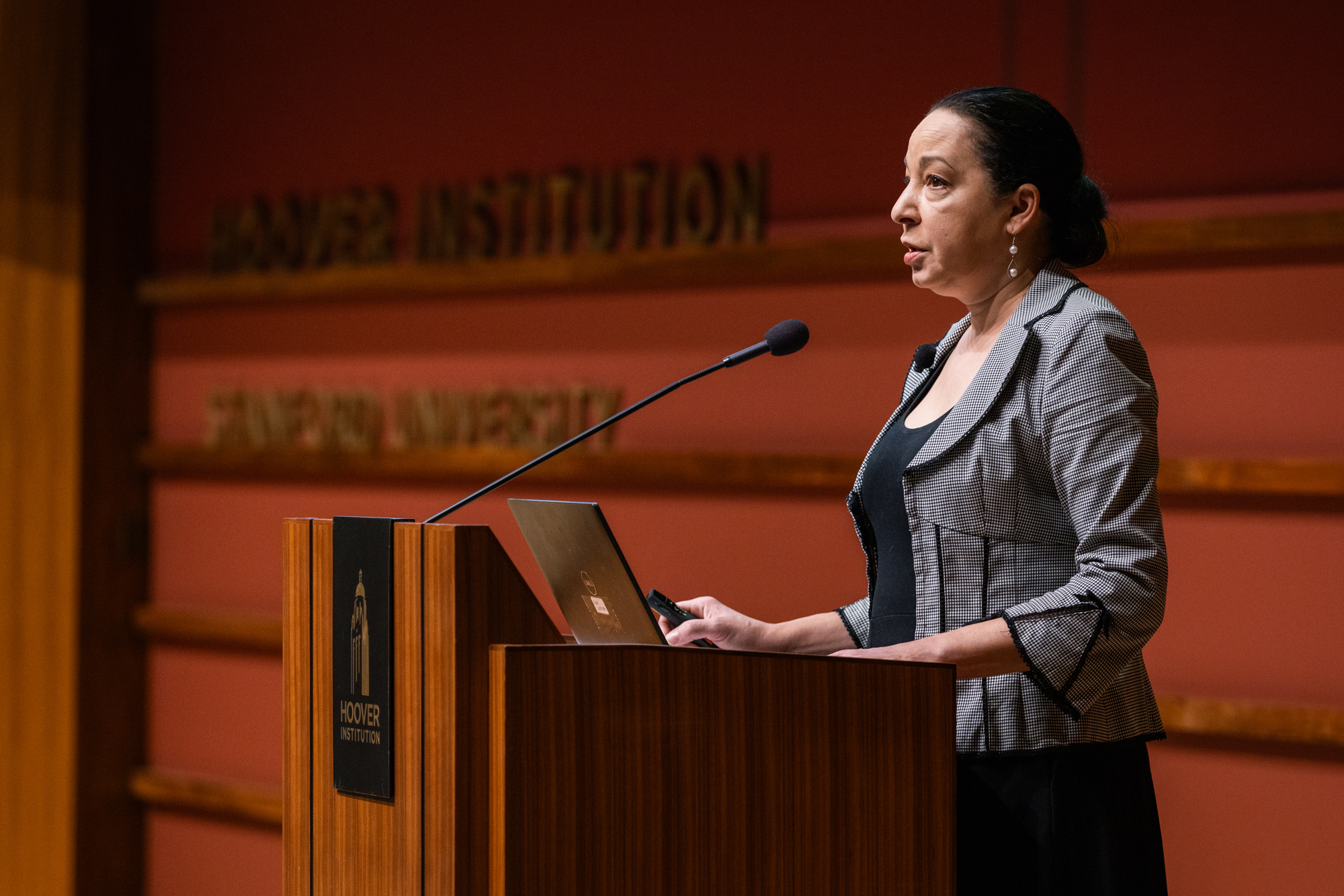 Senior Fellow Caroline M. Hoxby speaks to HISPBC attendees about challenges and solutions in education on August 14, 2025. (Patrick Beaudouin)