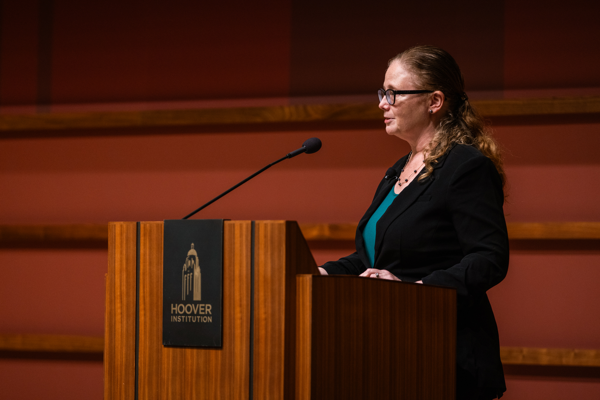 Senior Fellow Brandice Canes-Wrone speaks to HISPBC attendees about the role and power of money in US politics on August 14, 2025. (Patrick Beaudouin)