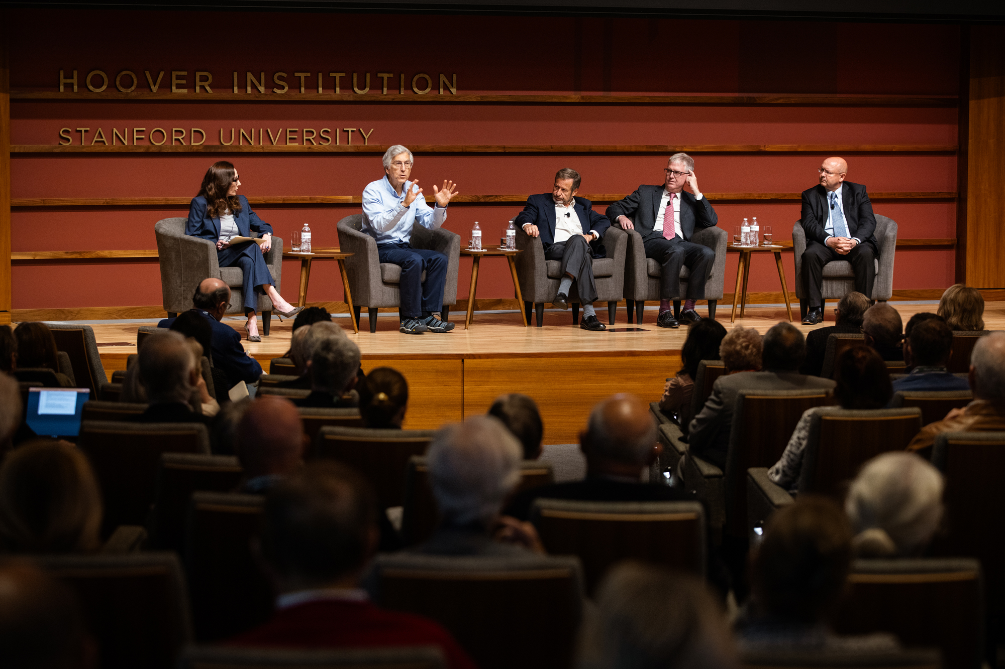 Senior Fellow Amy Zegart, Stanford Engineering professor Mark Horowitz, and Hoover fellows Steven Koonin, Drew Endy, and Martin Giles are seen in Hauck Auditorium on October 10, 2025. (Patrick Beaudouin)
