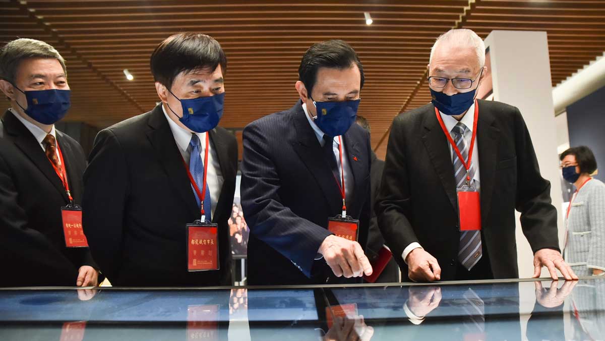 cck-presidential-library-men-looking-at-exhibit.jpg