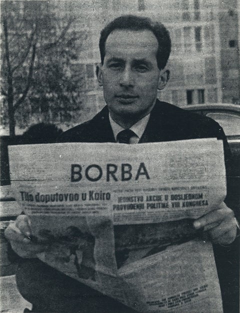 mihajlov_reading_newspaper