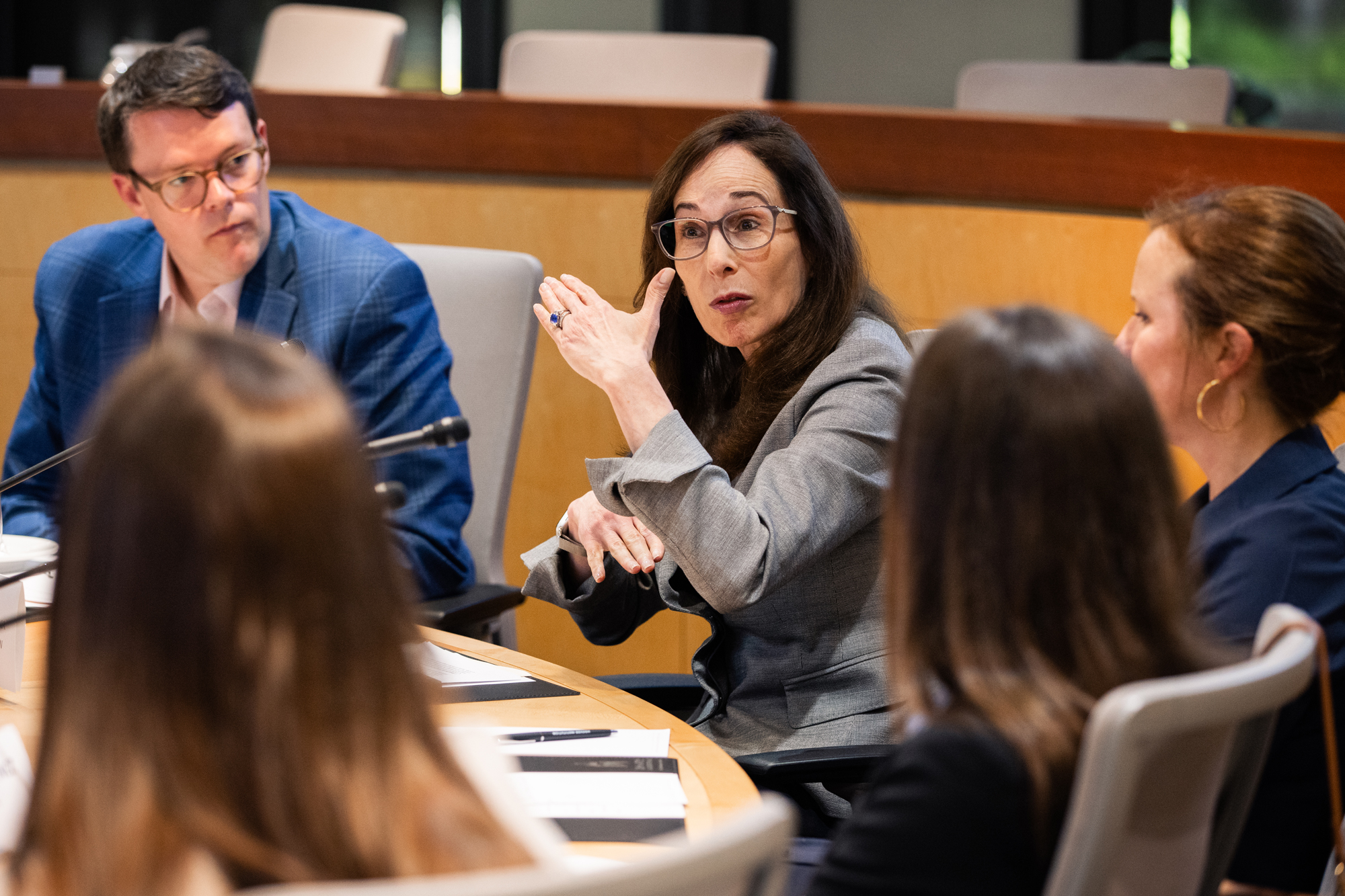 Senior Fellow Amy Zegart speaks to US governor’s officials about American innovation on May 20, 2025. (Patrick Beaudouin)