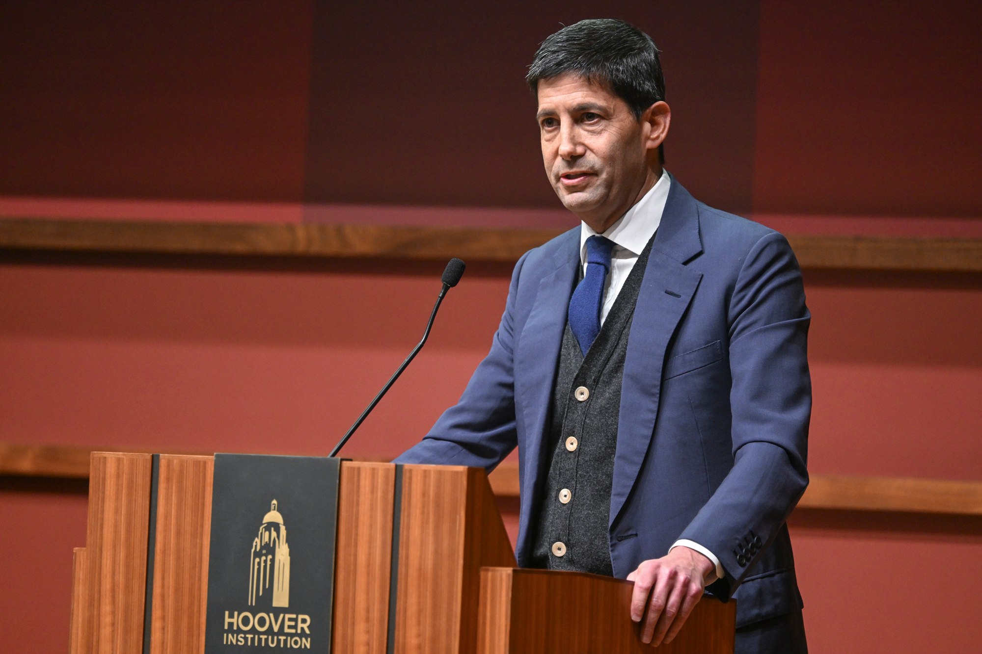Distinguished Visiting Fellow Kevin Warsh speaks about monetary policy in Hauck Auditorium on May 9, 2025. (Patrick Beaudouin)