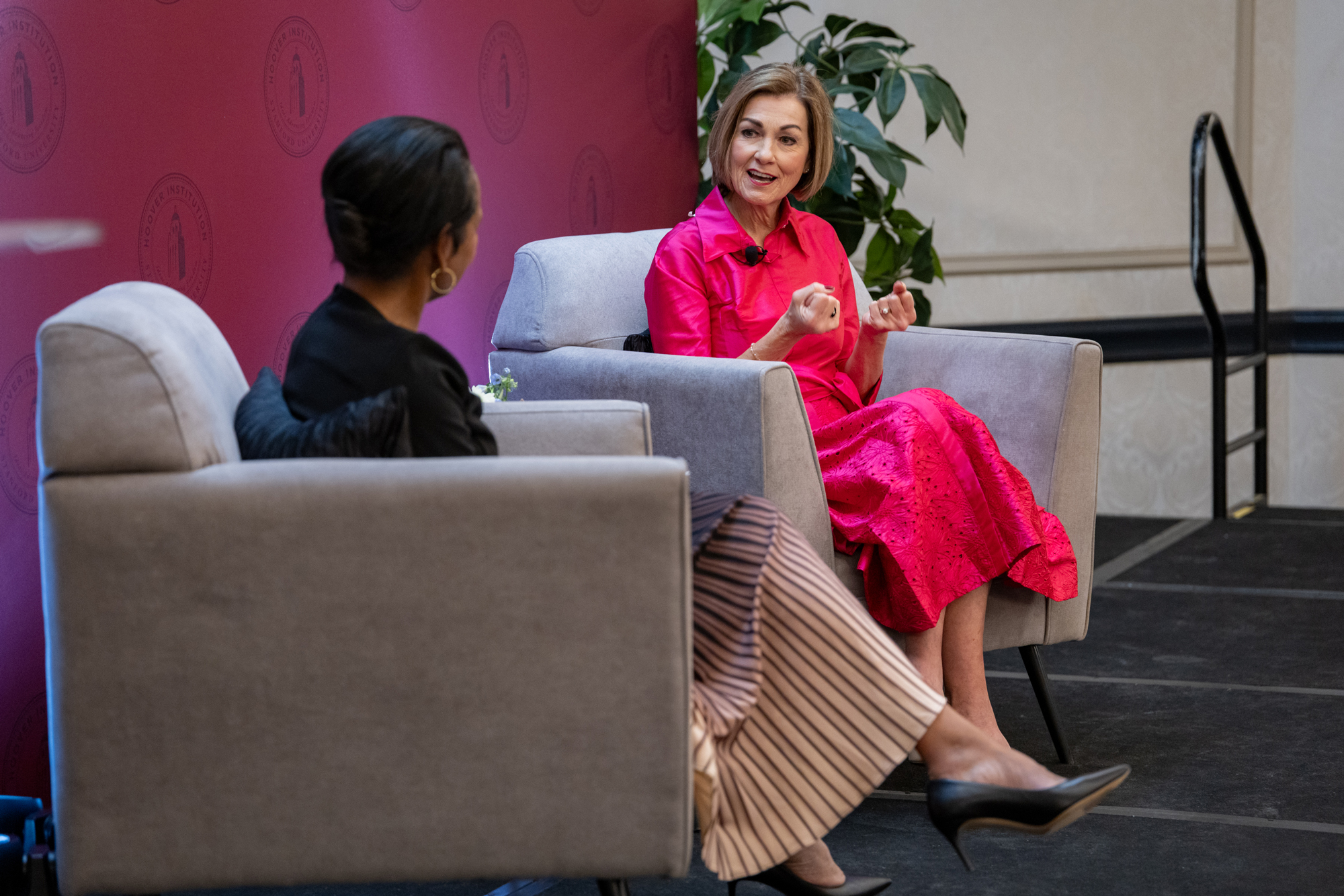 Iowa Governor Kim Reynolds speaks with Hoover Institution Director Condoleezza Rice at the Hoover Institution’s Winter Board of Overseers meeting on February 25, 2025. 