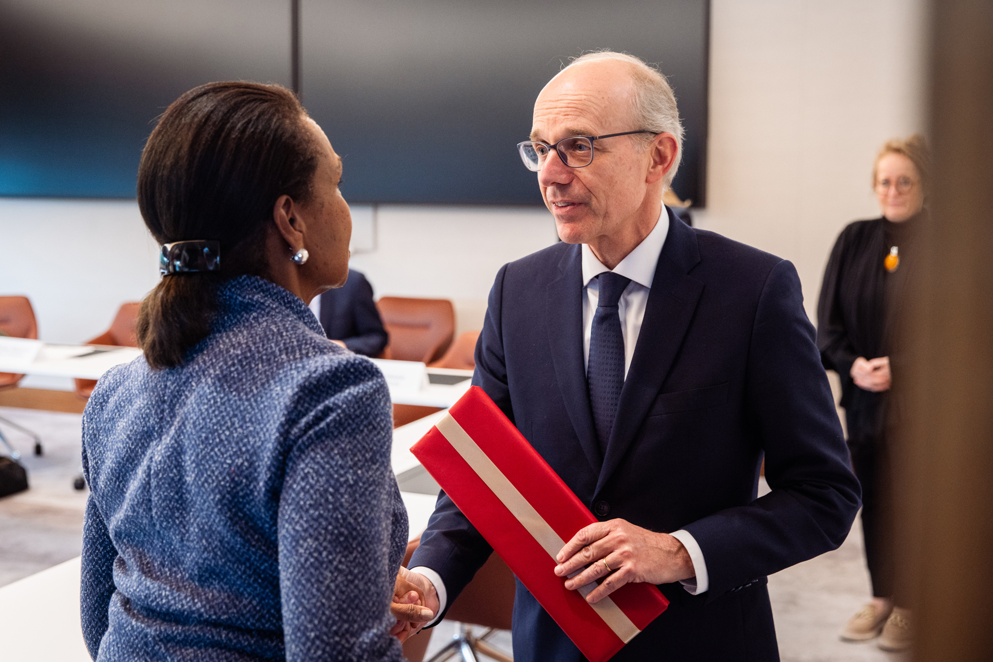 Luxembourg Prime Minister Luc Frieden and Hoover Institution Director Condoleezza Rice exchange gifts after a discussion on trade, security and economics at the Hoover Institution on November 11, 2025. (Patrick Beaudouin)