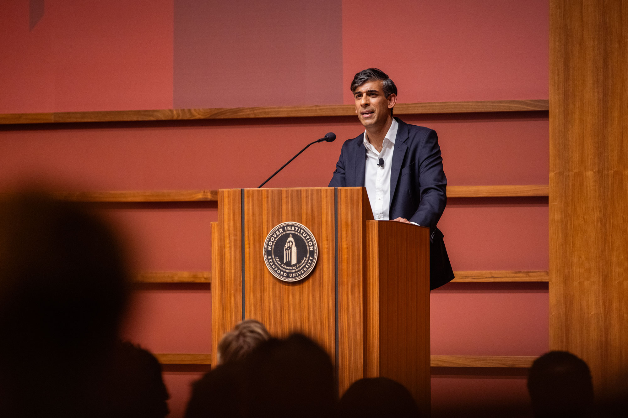 Distinguished Visiting Fellow and former UK Prime Minister Rishi Sunak speaks in Hoover’s Hauck Auditorium on March 17, 2026. (Patrick Beaudouin)