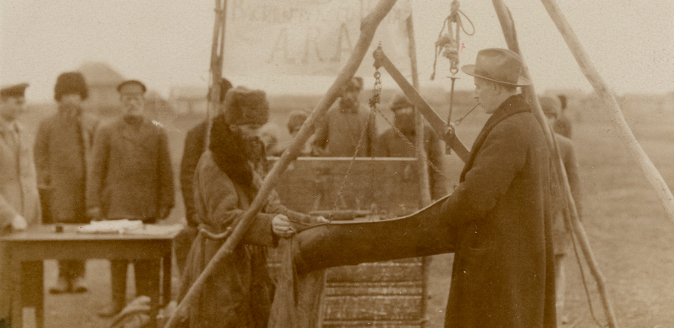 sepia tone photo of corn distribution by the ARA in Russia