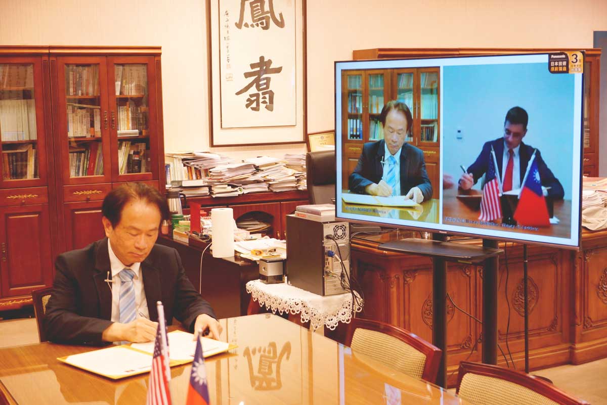 mou-virtual-signing-academia-historica-chen-wakin.jpg