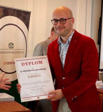 Photograph of Dr. Michał Przeperski receiving his dyploma