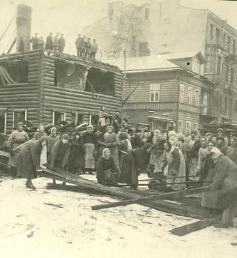 Photo from new Russian Revolution album depicts people destroying wooden buildings for firewood