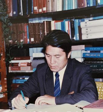 Wang Guoxiang in his office at the People’s Bank of China, ca. 1987