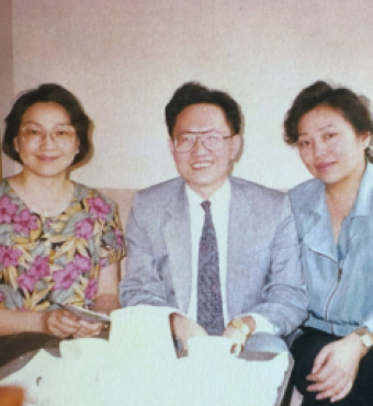 During a trip to Beijing in June 1991, Tsai Chih-hong (middle) is visited by Deng Rong (left), a daughter of China’s supreme leader Deng Xiaoping, and Yang Li (right), the daughter of then PRC President Yang Shangkun.