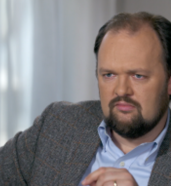 Image of Ross Douthat with a grey background