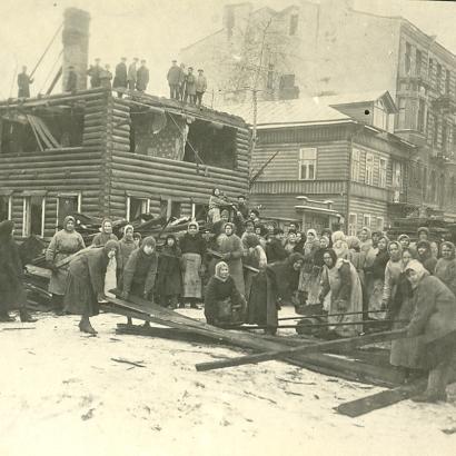 Photo from new Russian Revolution album depicts people destroying wooden buildings for firewood