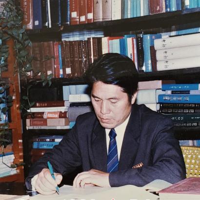 Wang Guoxiang in his office at the People’s Bank of China, ca. 1987