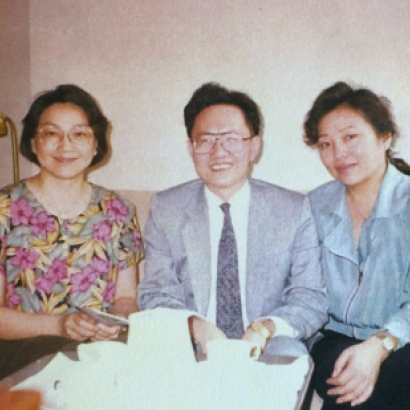 During a trip to Beijing in June 1991, Tsai Chih-hong (middle) is visited by Deng Rong (left), a daughter of China’s supreme leader Deng Xiaoping, and Yang Li (right), the daughter of then PRC President Yang Shangkun.