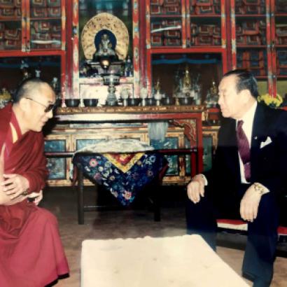 Chao Tze-chi visits the Dalai Lama at the latter’s residence in Dharamshala, India