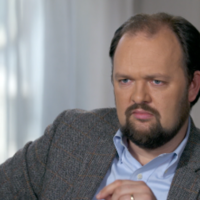 Image of Ross Douthat with a grey background