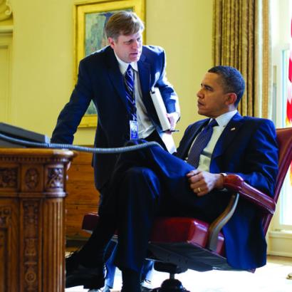 Hoover senior fellow Michael McFaul briefs President Obama in the Oval Office in