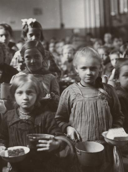 Black and white photograph of children receiving food at an American Relief Administration kitchen in Vienna