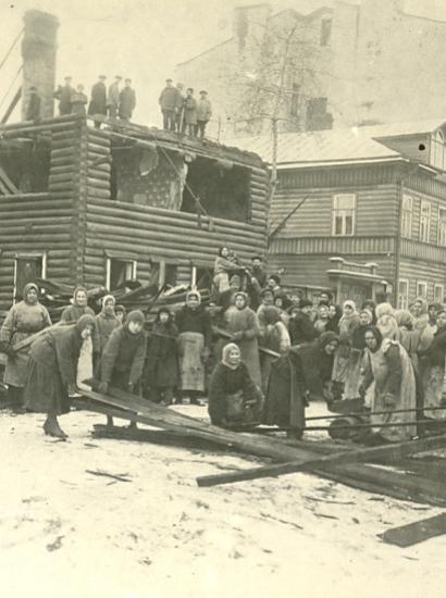 Photo from new Russian Revolution album depicts people destroying wooden buildings for firewood