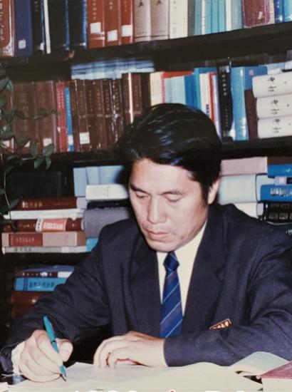 Wang Guoxiang in his office at the People’s Bank of China, ca. 1987