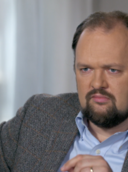 Image of Ross Douthat with a grey background