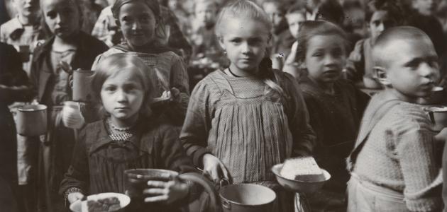 Black and white photograph of children receiving food at an American Relief Administration kitchen in Vienna