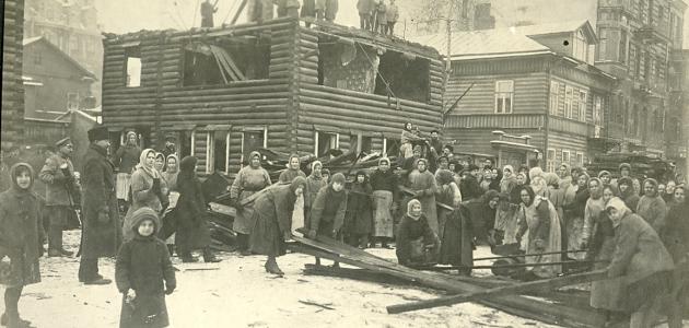 Photo from new Russian Revolution album depicts people destroying wooden buildings for firewood