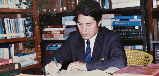 Wang Guoxiang in his office at the People’s Bank of China, ca. 1987