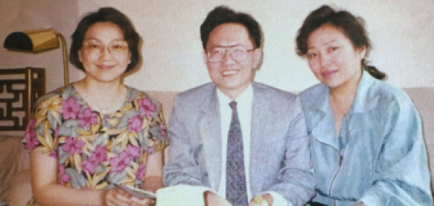During a trip to Beijing in June 1991, Tsai Chih-hong (middle) is visited by Deng Rong (left), a daughter of China’s supreme leader Deng Xiaoping, and Yang Li (right), the daughter of then PRC President Yang Shangkun.