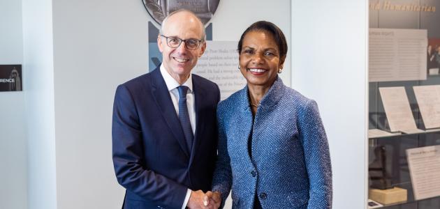 Luxembourg Prime Minister Luc Frieden and Hoover Institution Director Condoleezza Rice shake hands in Hoover’s George P. Shultz Building on November 11, 2025. (Patrick Beaudouin) 