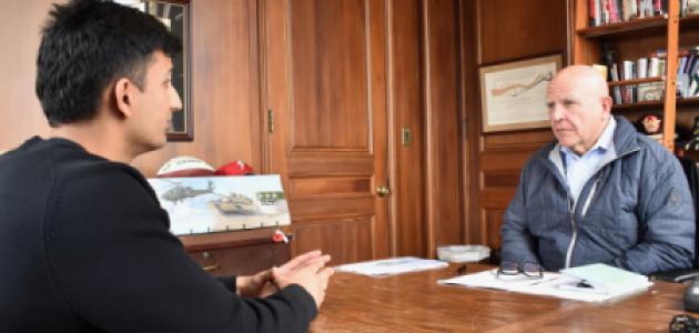 Ahvish Roy (left) and H.R. McMaster discuss Roy’s work at Hoover inside McMaster’s office in Hoover Tower on January 21, 2026. (Chris Herhalt)