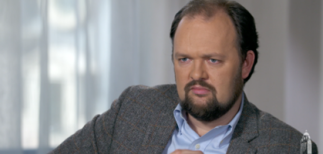 Image of Ross Douthat with a grey background