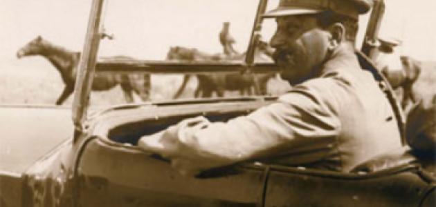 picture of Josef Stalin riding in a car