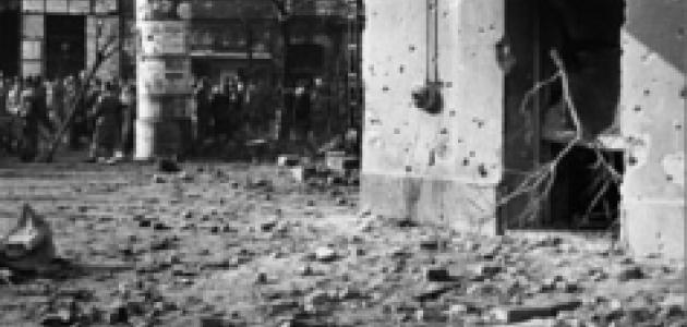 Hungarians with dead Soviet soldier in 1956 uprising