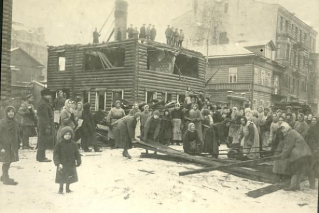 Photo from new Russian Revolution album depicts people destroying wooden buildings for firewood