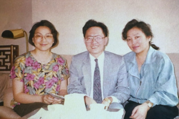 During a trip to Beijing in June 1991, Tsai Chih-hong (middle) is visited by Deng Rong (left), a daughter of China’s supreme leader Deng Xiaoping, and Yang Li (right), the daughter of then PRC President Yang Shangkun.