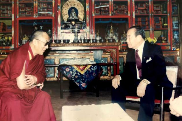 Chao Tze-chi visits the Dalai Lama at the latter’s residence in Dharamshala, India