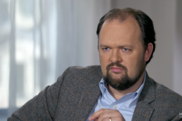 Image of Ross Douthat with a grey background