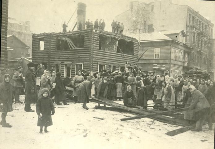 Photo from new Russian Revolution album depicts people destroying wooden buildings for firewood