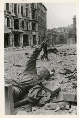 Warsaw, Krakowskie Przedmieście near the Church of the Holy Cross, circa September 1944