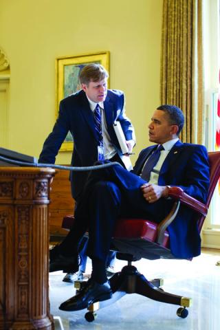 Hoover senior fellow Michael McFaul briefs President Obama in the Oval Office in