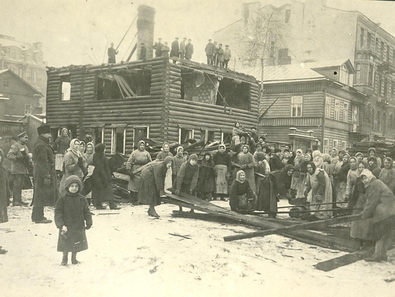 Photo from new Russian Revolution album depicts people destroying wooden buildings for firewood